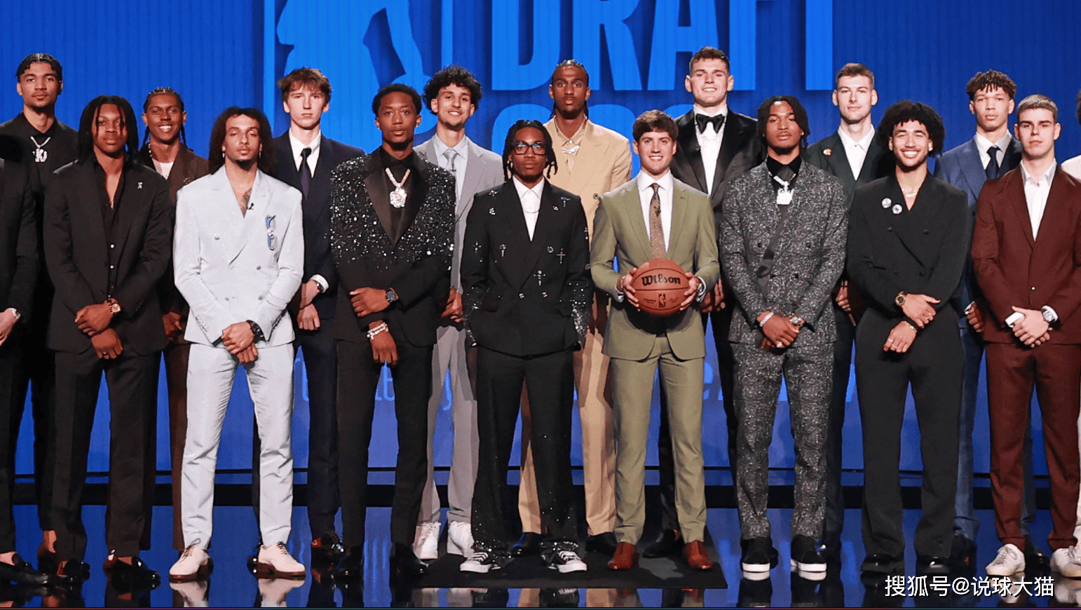 新秀球员在比赛中表现出色，成为球队新焦点